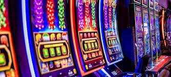 Antarmuka permainan Texas Hold'em Bonus selat4d menampilkan kartu pemain dan dealer